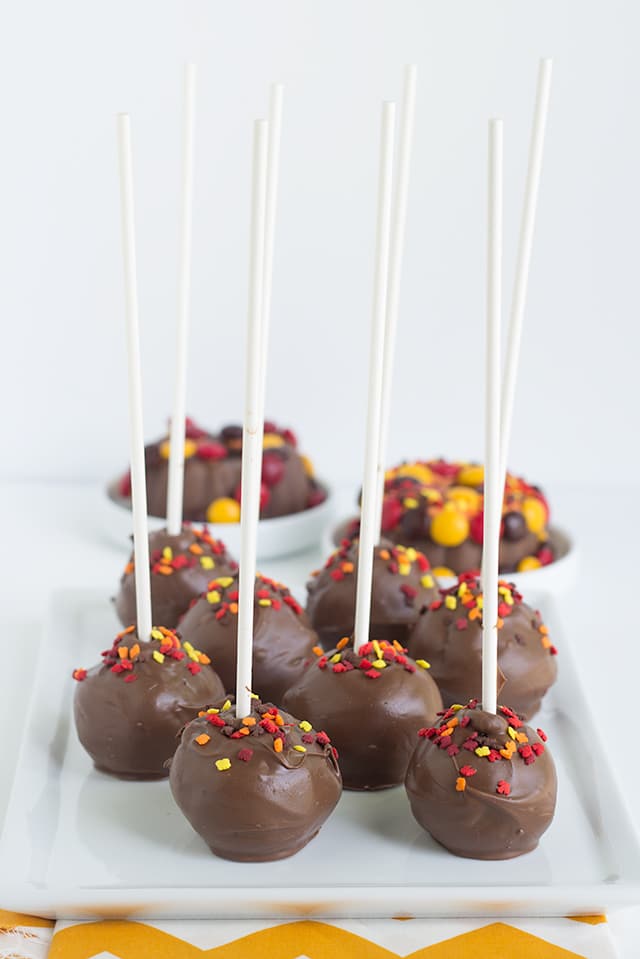 Easy Apple Butter Cake Pops and chocolate fall wreaths! The spiced apple butter screams fall in these cute cake pops and fall wreaths. 