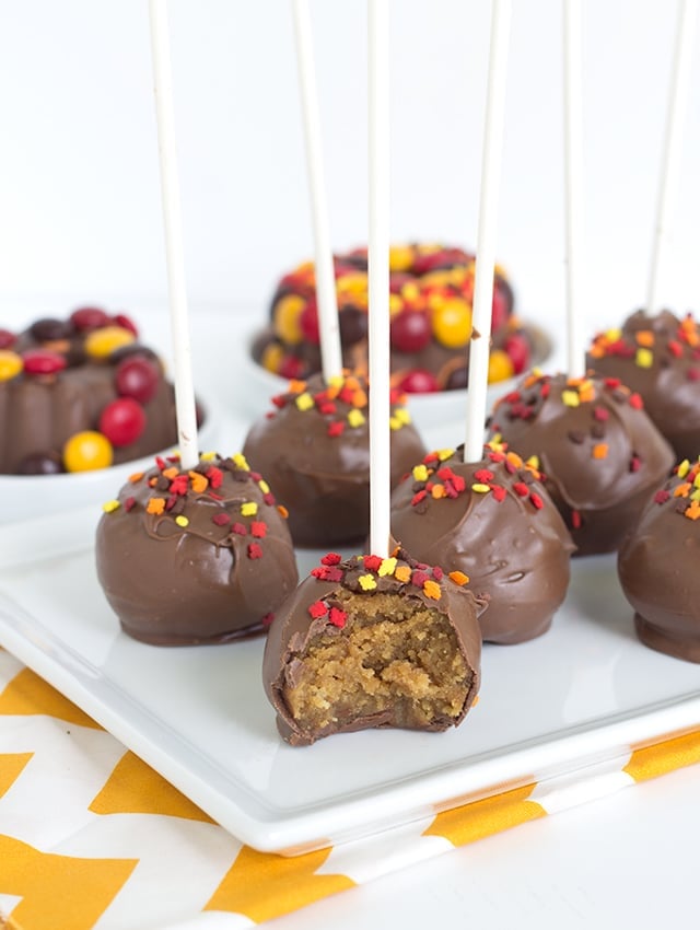 Easy Apple Butter Cake Pops and chocolate fall wreaths! The spiced apple butter screams fall in these cute cake pops and fall wreaths. 