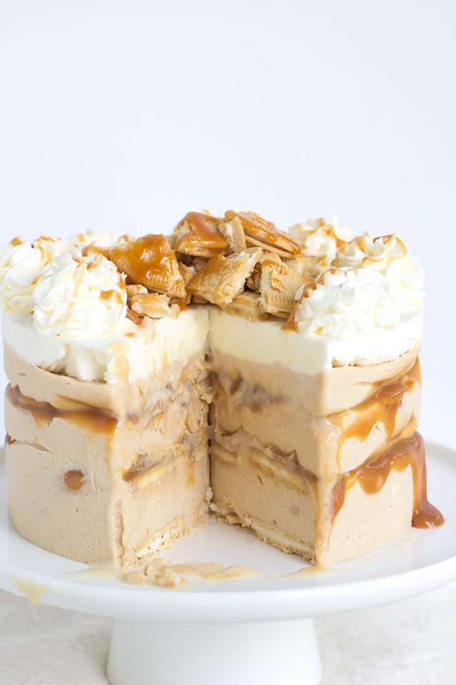 Peanut Butter Caramel Oreo Ice Box Cake - peanut butter caramel cheesecake layered with thin golden Oreo's and homemade caramel sauce. Perfect treat for any peanut butter lover.