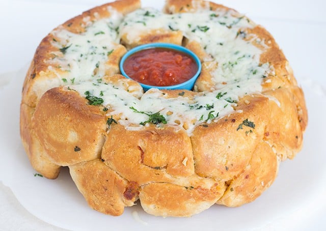 Pizza Pull Apart Bread - Fun pull apart bread with a delicious pizza filling and a garlicky exterior. This is a fun dinner if you have a little picky eater.