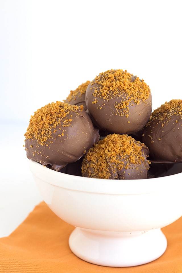 Pumpkin Truffles - Delicious pumpkin flavor blended in with gingersnap crumbs. These are the truffles that you need in your life.