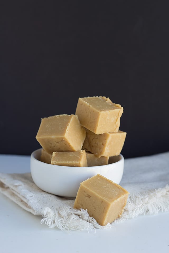 Quick 4 Ingredient Maple Peanut Butter Fudge! This fudge is incredibly creamy and smooth with maple flavor. 