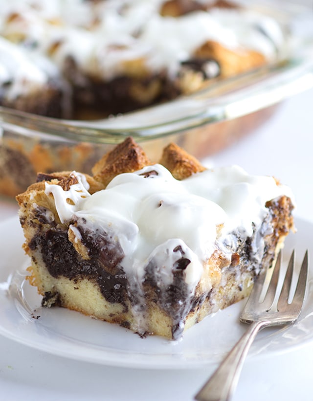 Cookies and Cream Bread Pudding - This makes the perfect dessert or breakfast. The cookies are soft and there's a delicious butter vanilla glaze slathered on top!