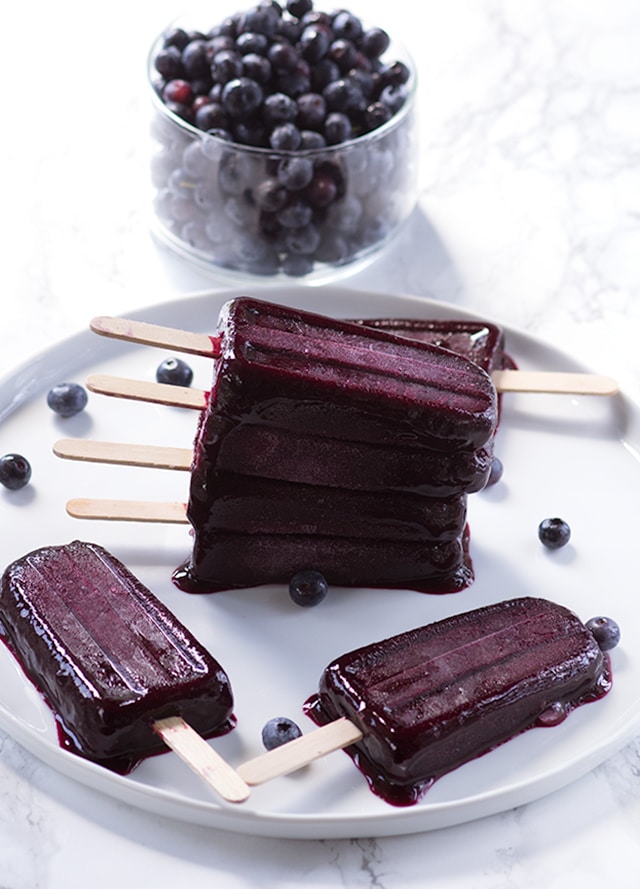 Blueberry Ice Pops - refreshing blueberry ice pops with a hint of vanilla!