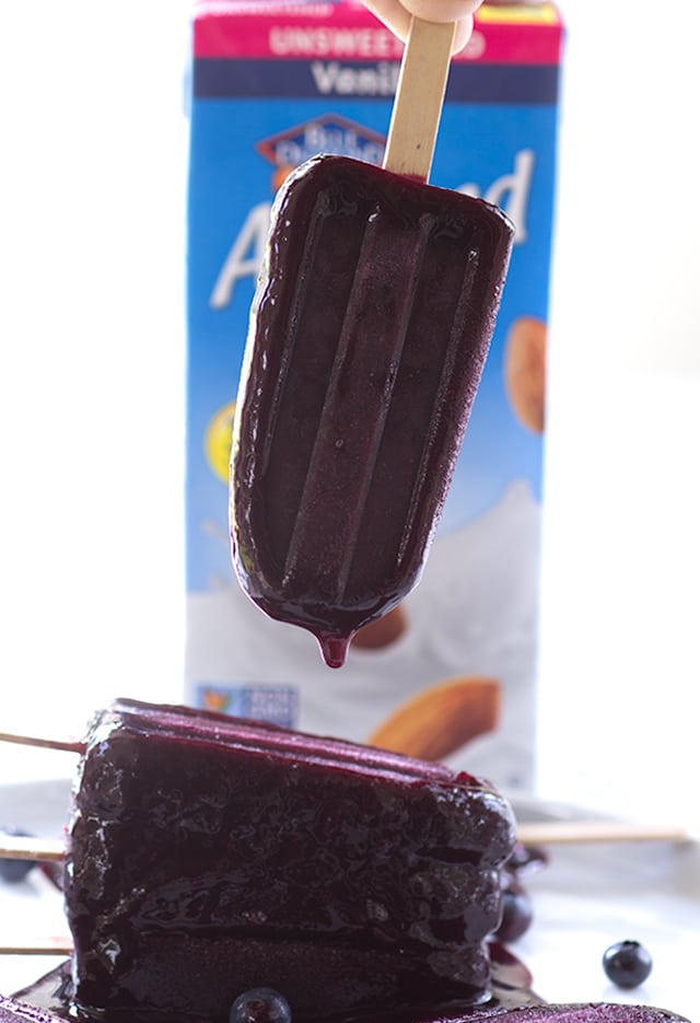 Blueberry Ice Pops - refreshing blueberry ice pops with a hint of vanilla!