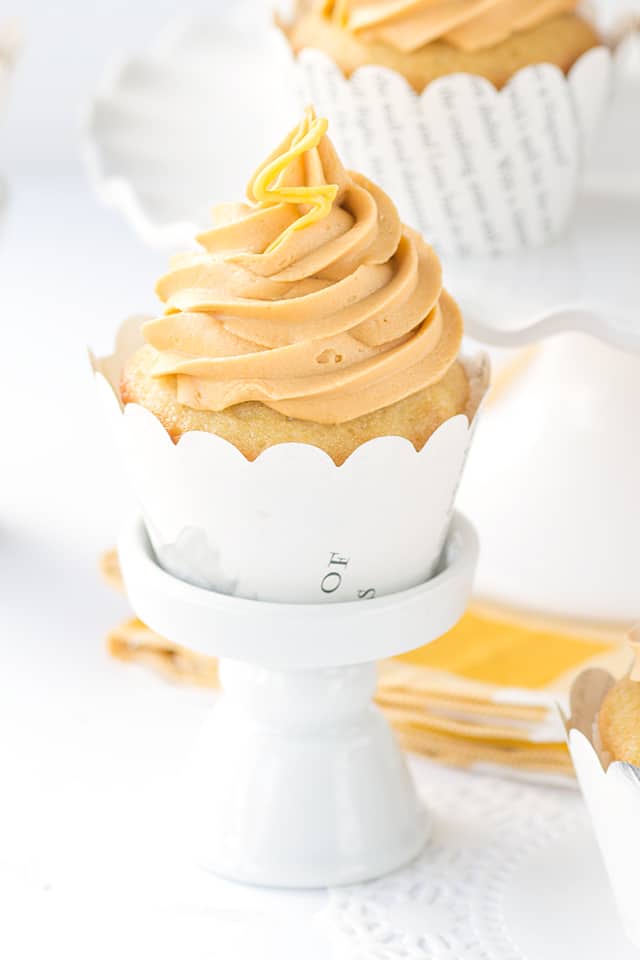 Butterbeer Cupcakes - vanilla cream soda cupcakes with a butterscotch cream soda frosting. It's the perfect cupcake!