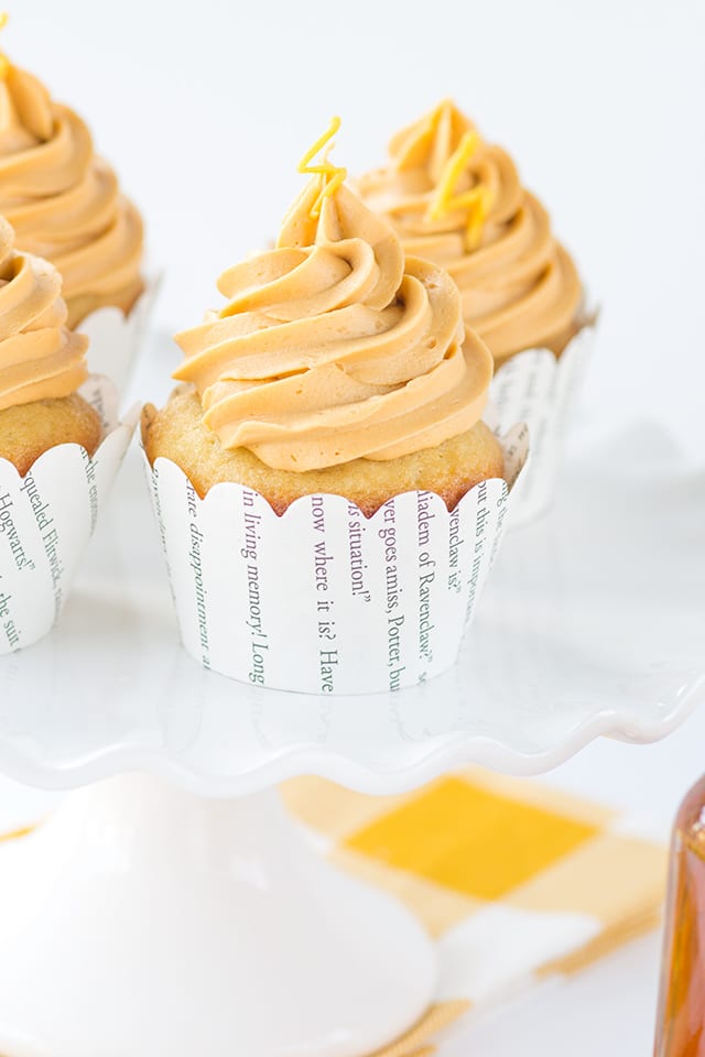 Butterbeer Cupcakes - vanilla cream soda cupcakes with a butterscotch cream soda frosting. It's the perfect cupcake!